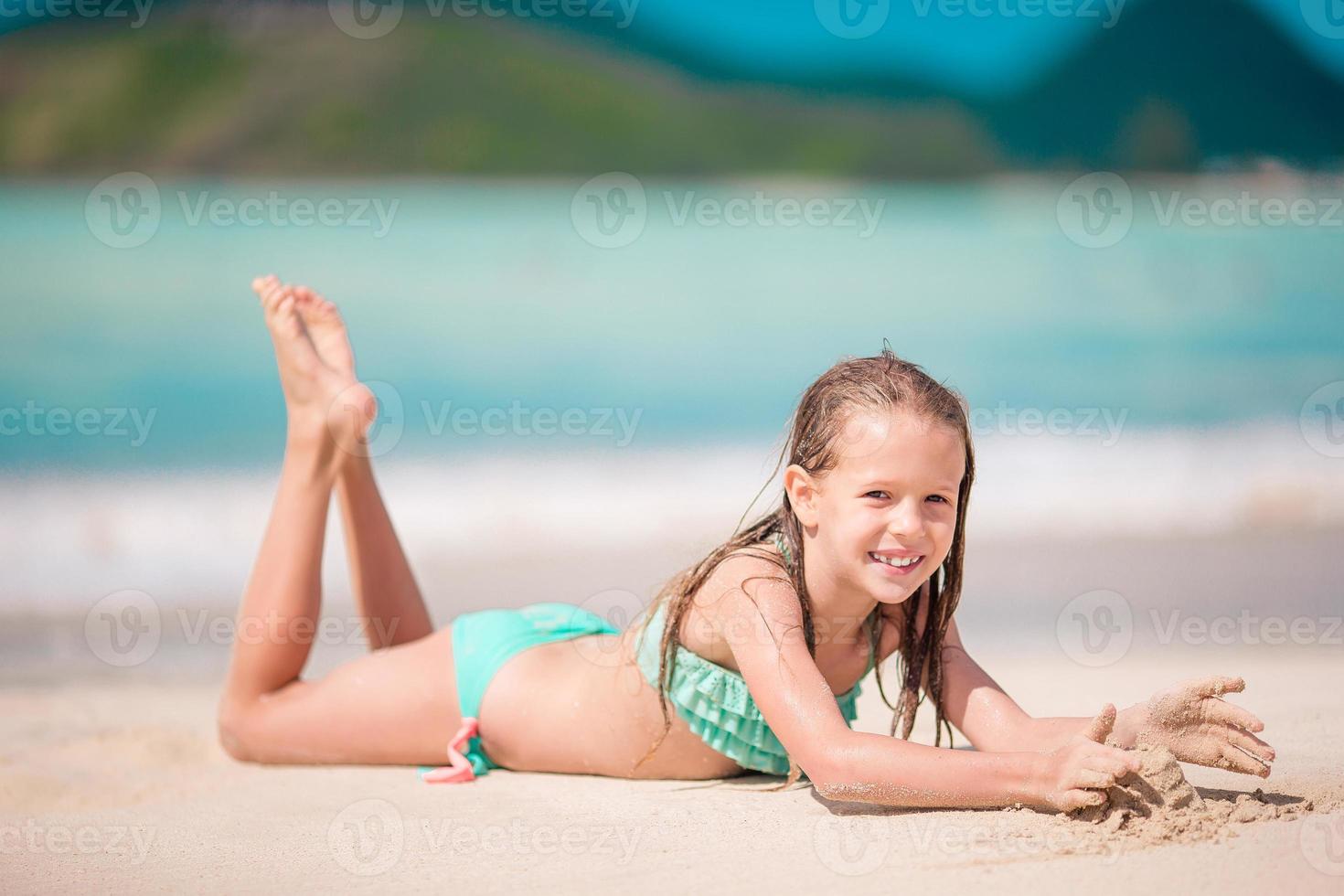 adorabile bambina attiva in spiaggia durante le vacanze estive foto