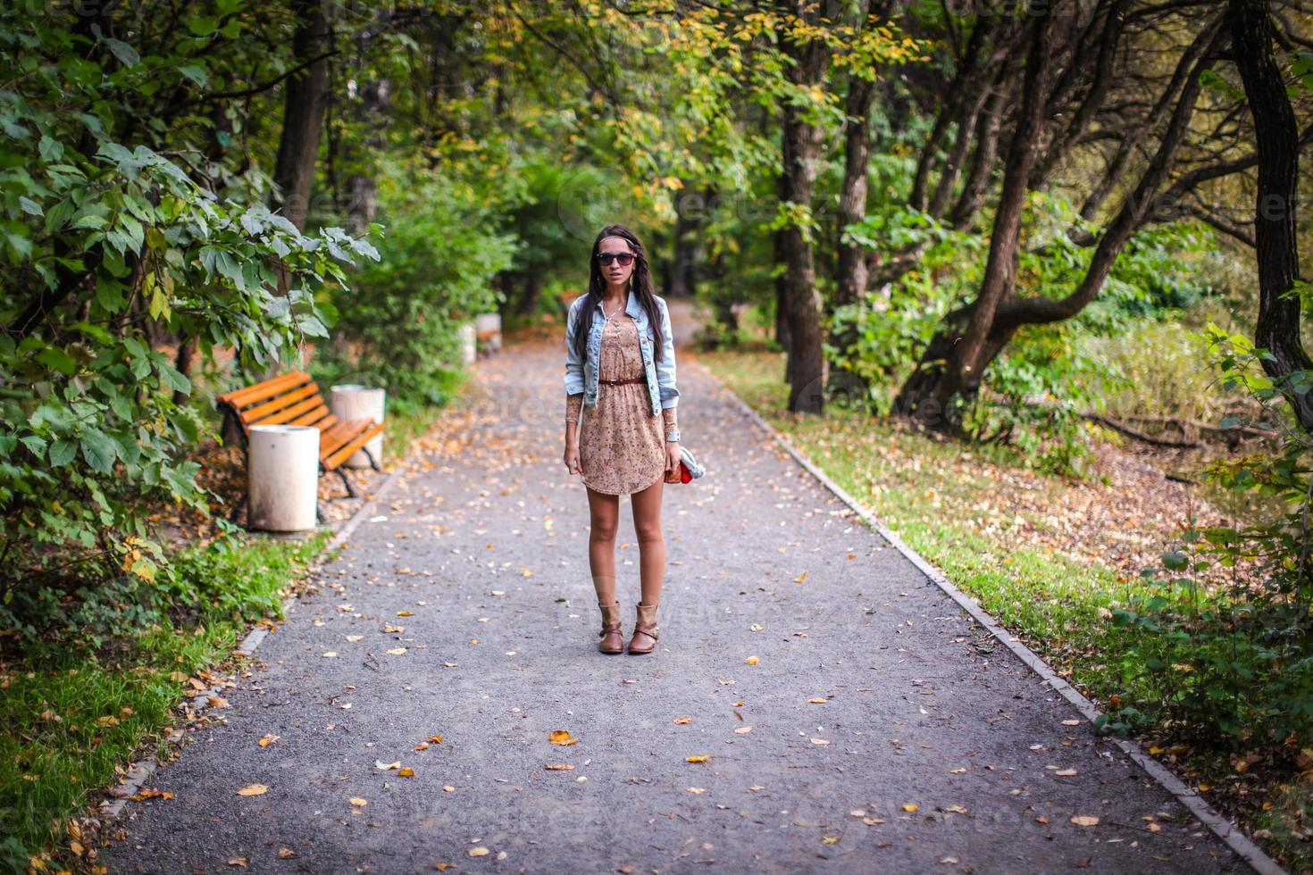 moda giovane bellissimo ragazza passeggiate nel il parco su un' soleggiato autunno giorno foto