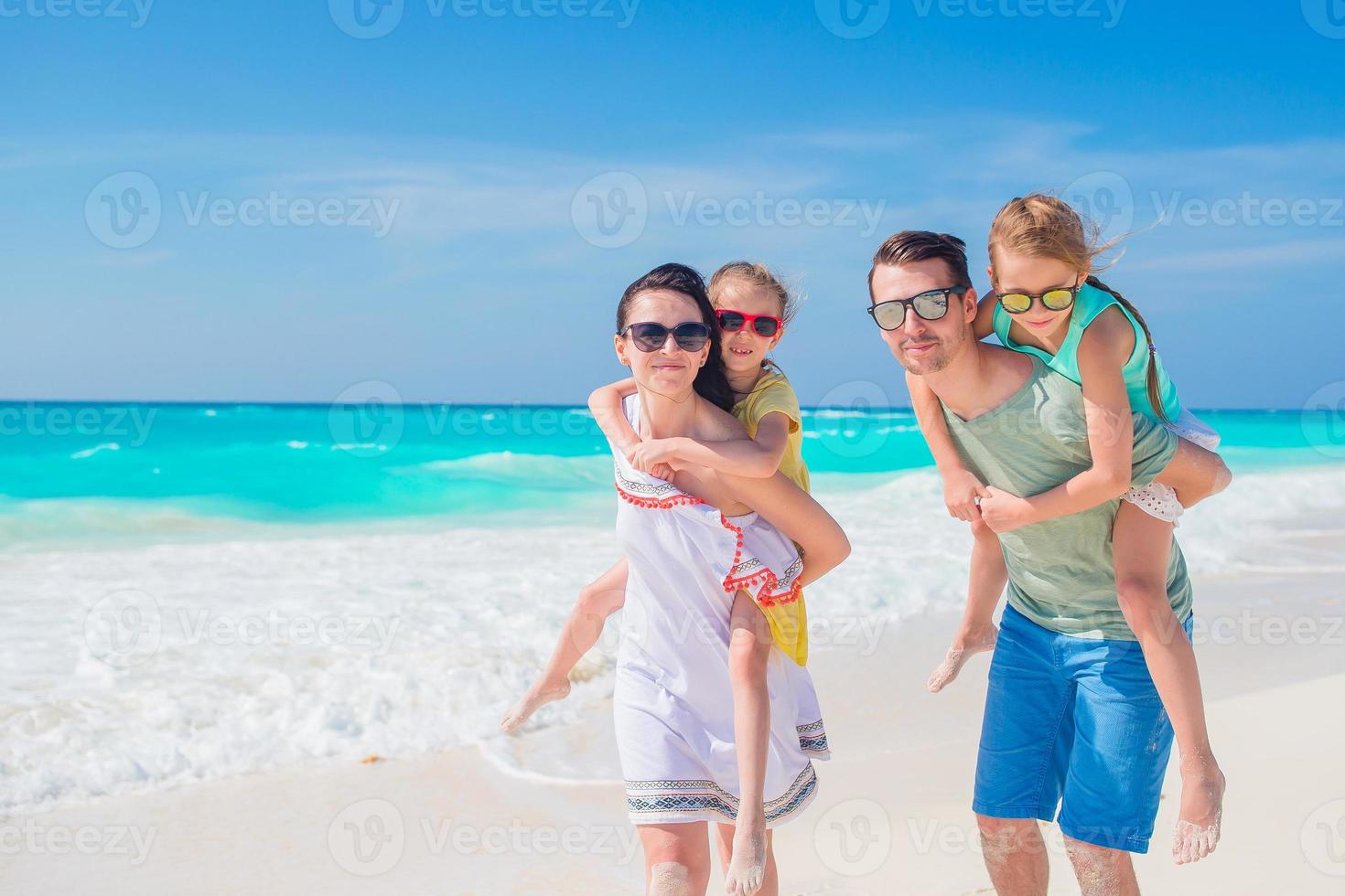 la giovane famiglia in vacanza si diverte molto foto