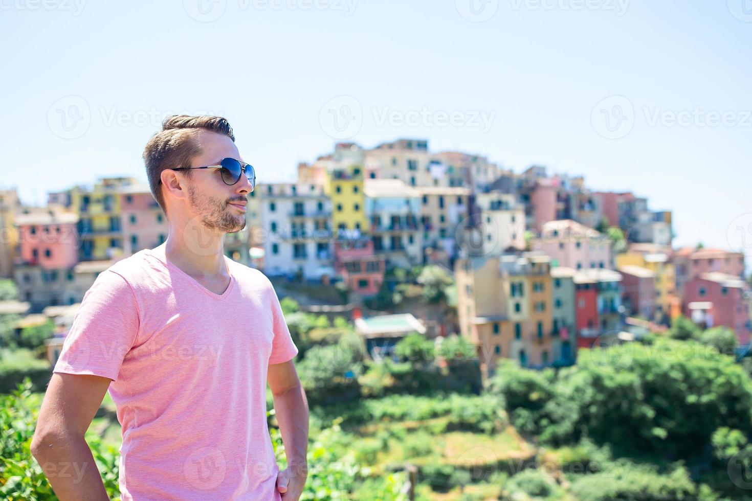 turista guardare a panoramico Visualizza di manarola, cinque terre, liguria, Italia foto