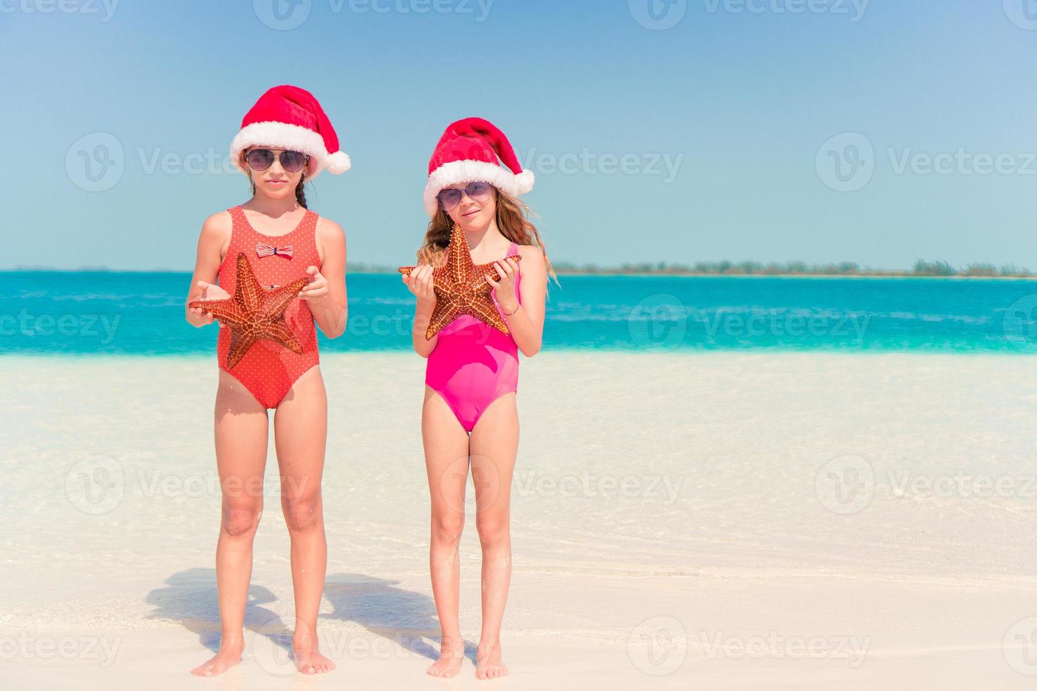 adorabile poco ragazze su Natale vacanze su il spiaggia foto