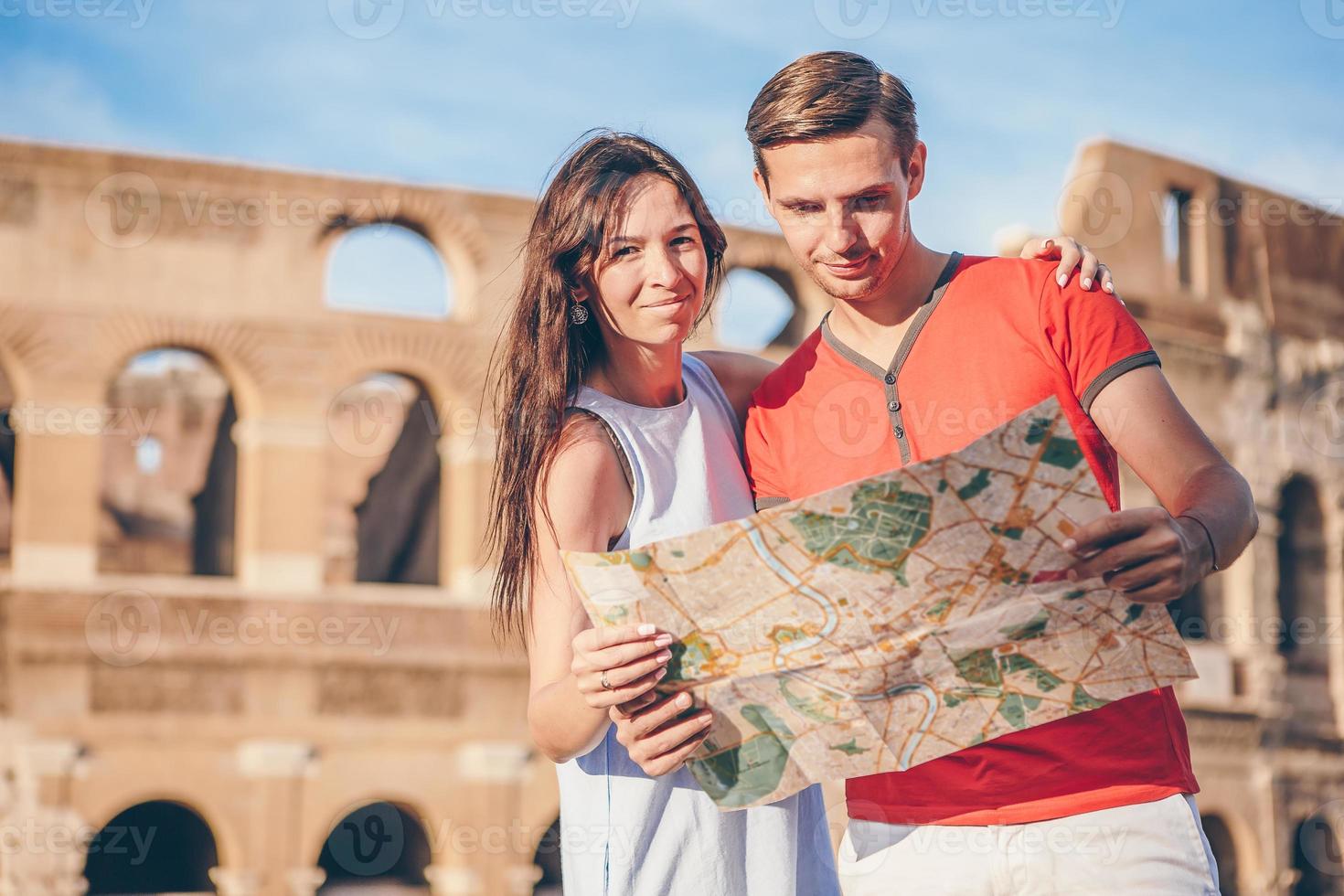 contento coppia nel Roma al di sopra di Colosseo sfondo. italiano europeo vacanza foto