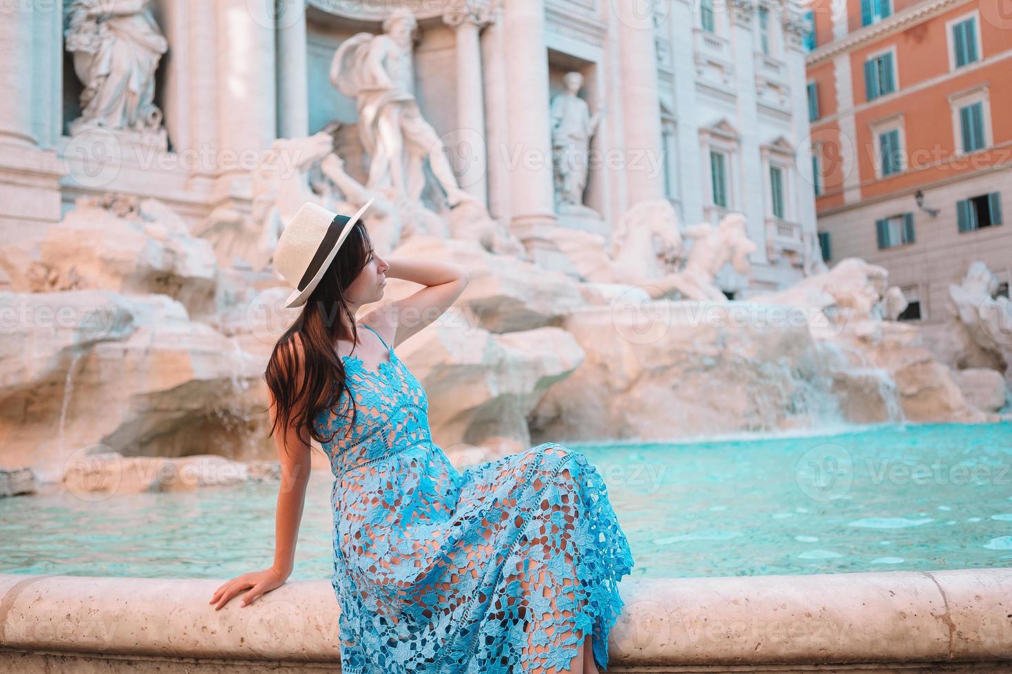 bella donna guardare per il Fontana di trevi durante sua viaggio nel Roma, Italia. ragazza godere sua europeo vacanza foto