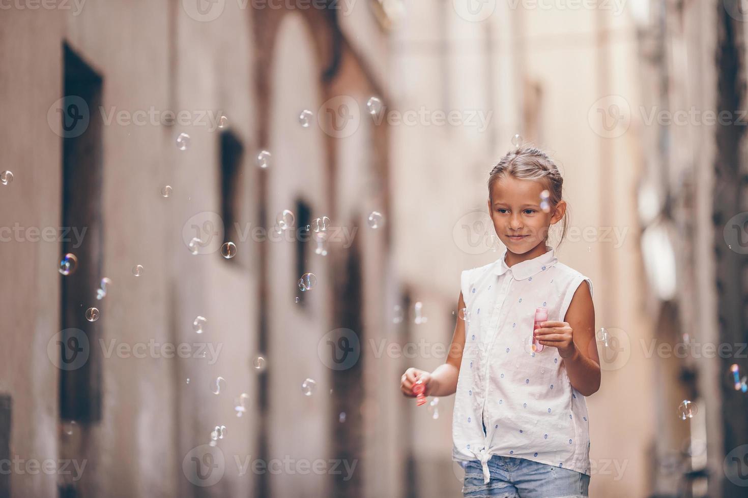 adorabile moda poco ragazza all'aperto nel europeo città Roma foto