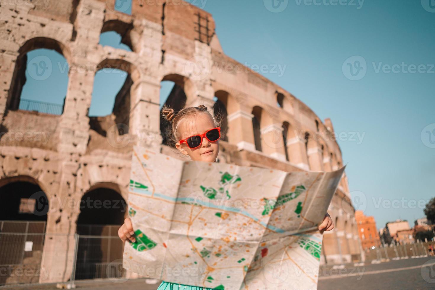 poco ragazza nel davanti di colosseo nel Roma, Italia foto