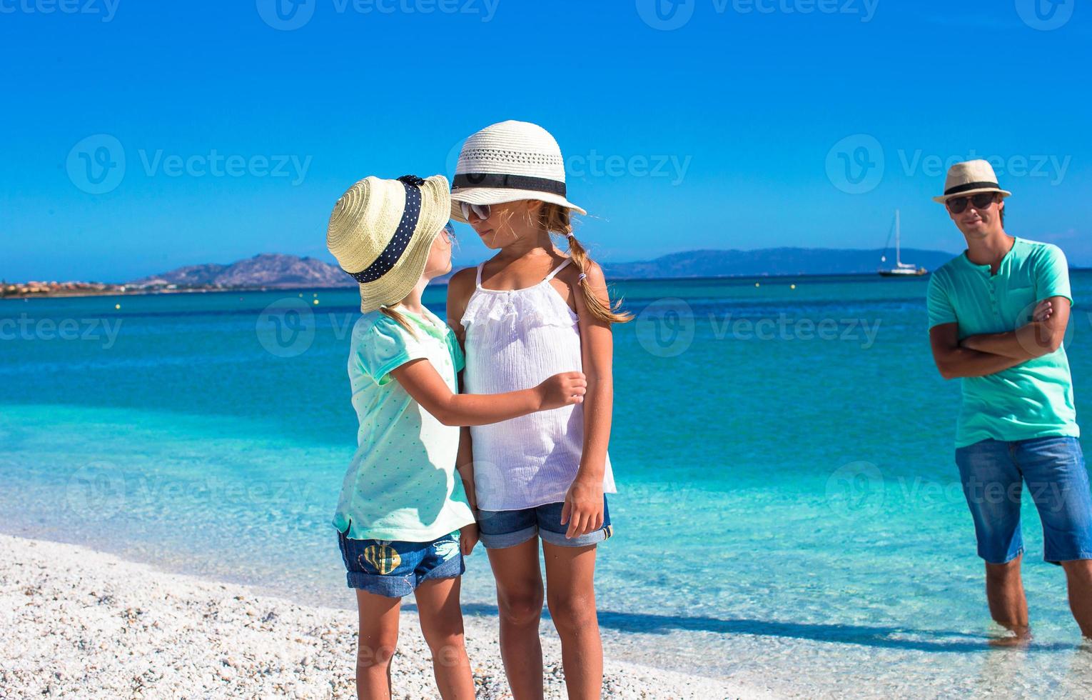 giovane contento famiglia avere divertimento durante tropicale vacanza foto