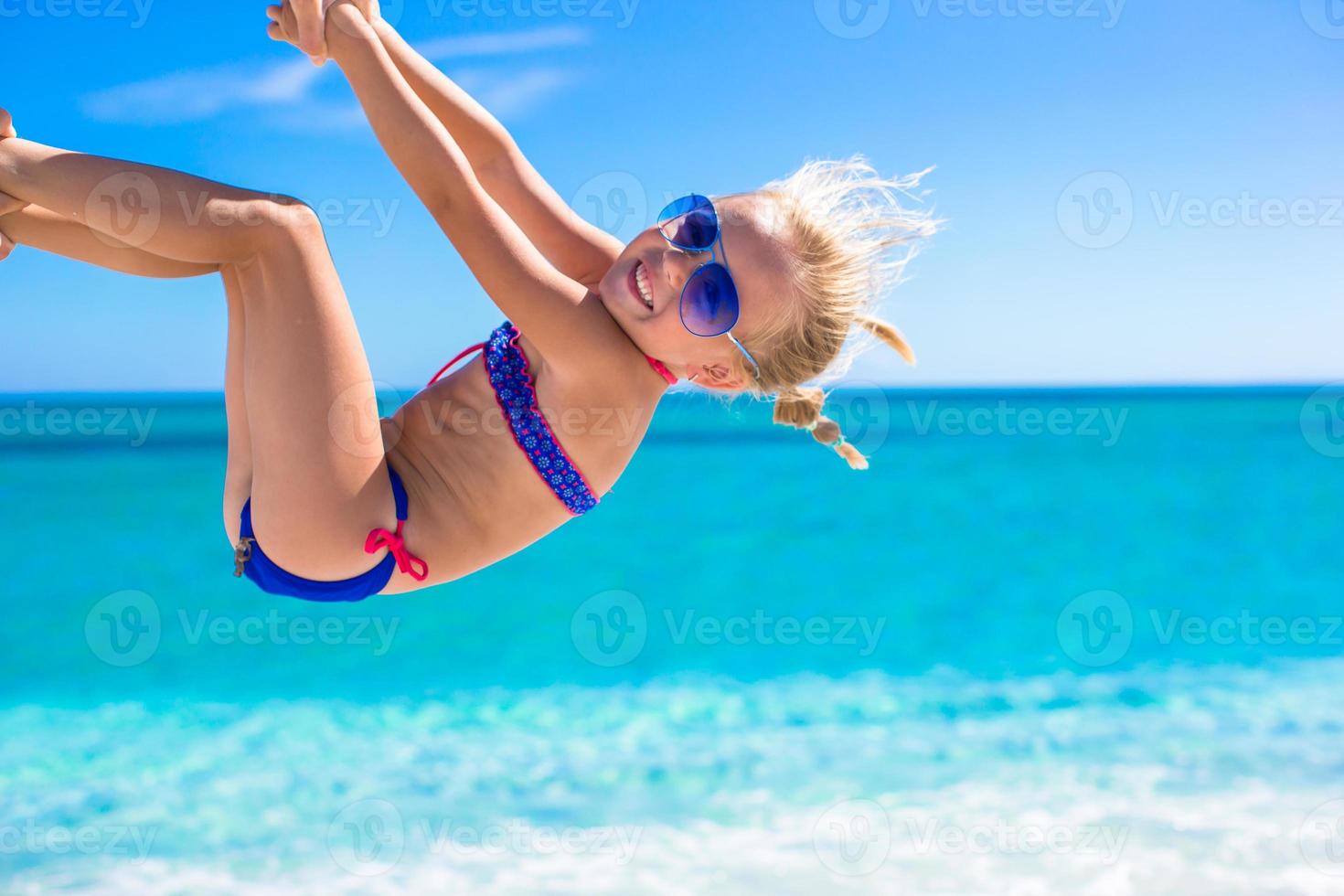 contento poco ragazza avere divertimento durante estate spiaggia vacanza foto