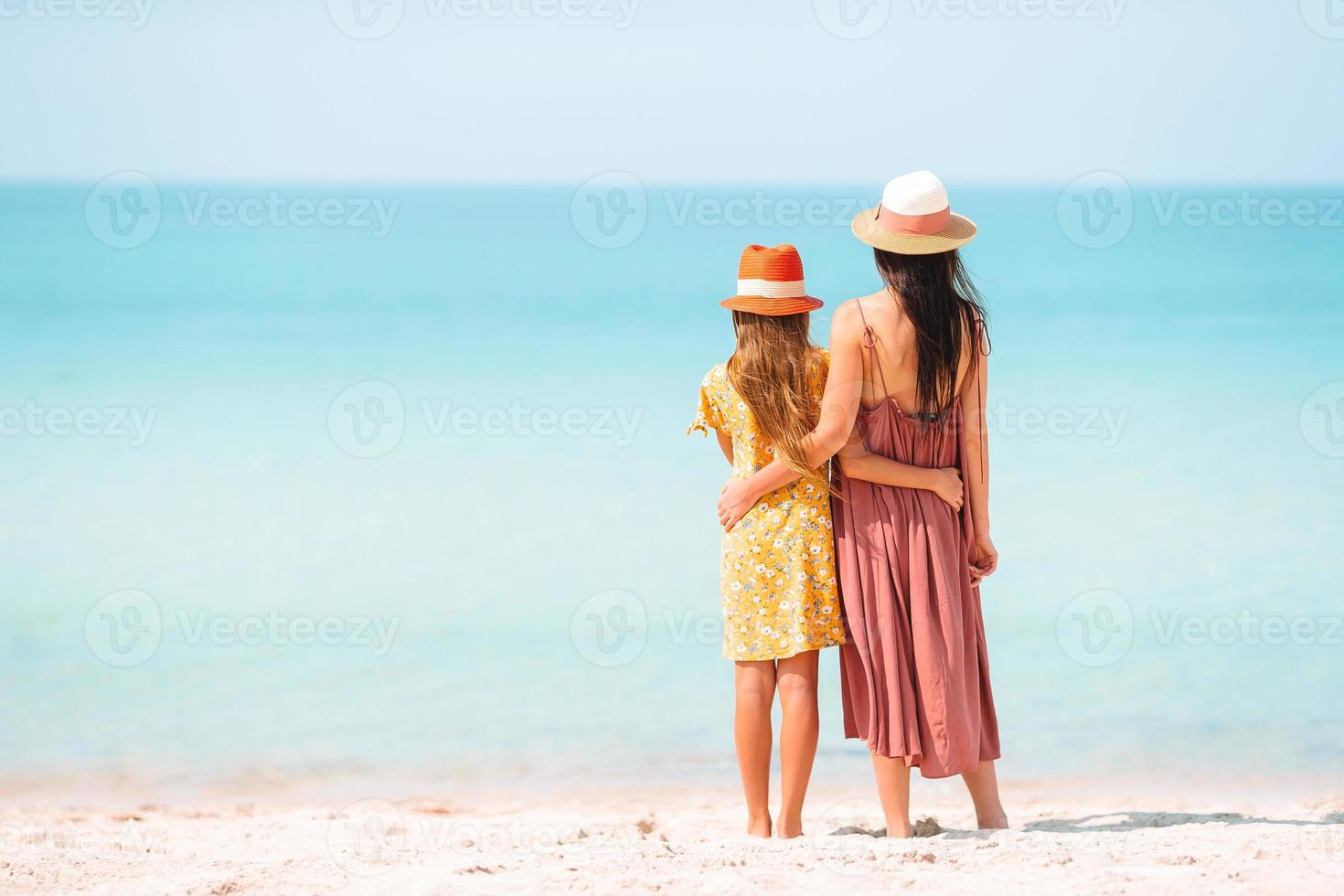 bellissimo madre e figlia a il spiaggia godendo estate vacanza. foto