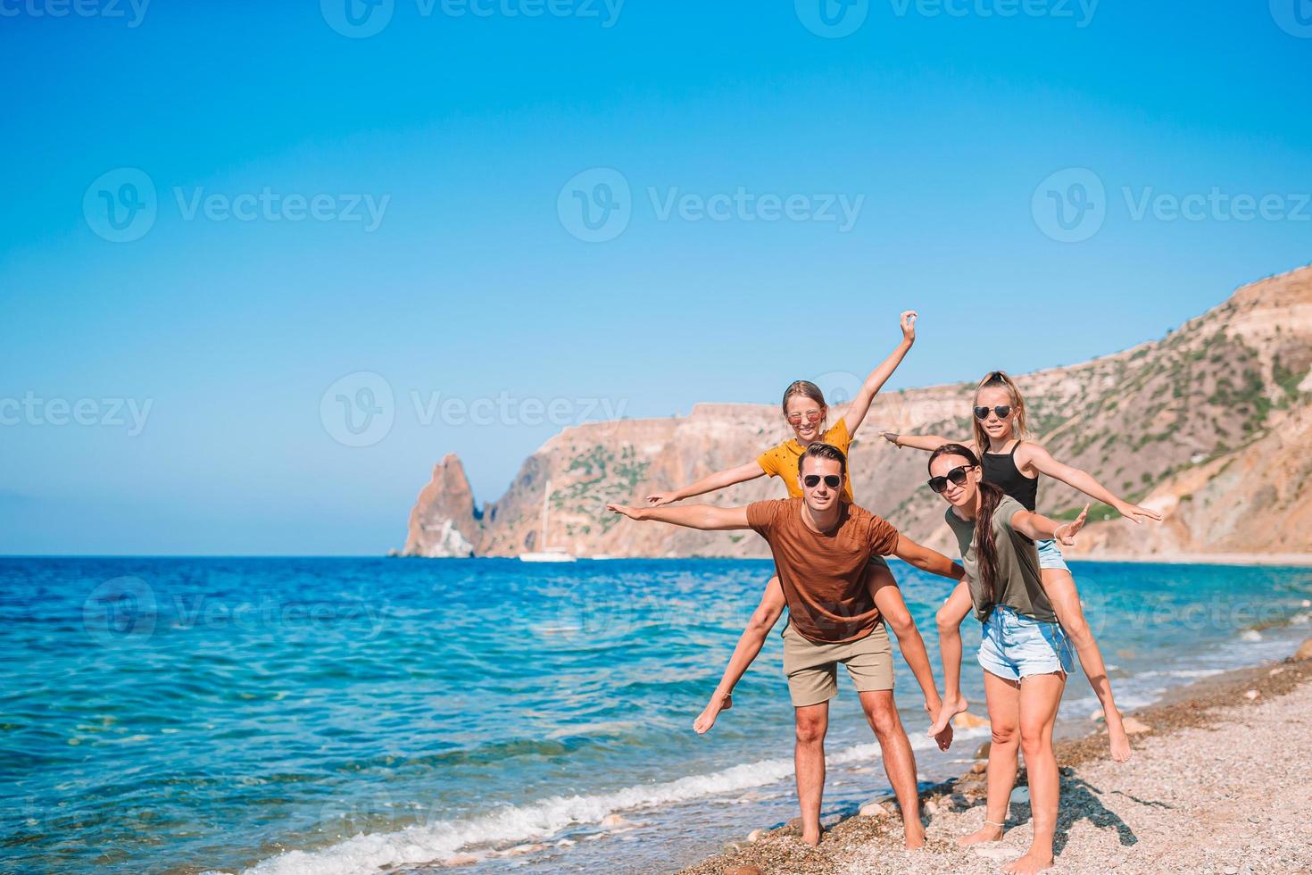 la giovane famiglia in vacanza si diverte molto foto