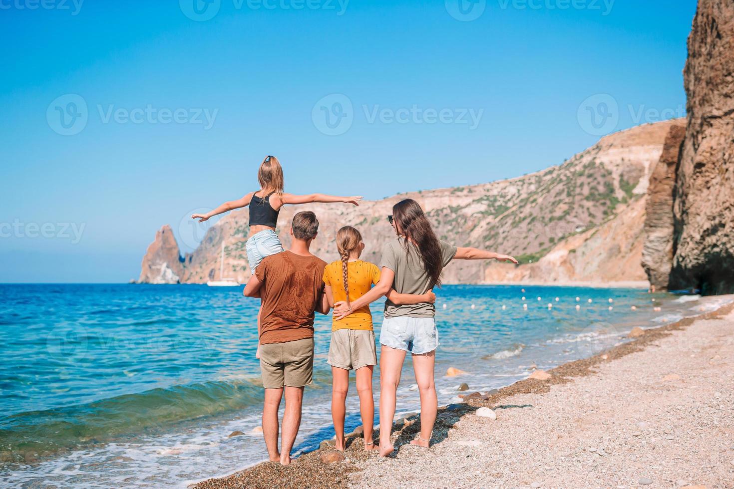 la giovane famiglia in vacanza si diverte molto foto