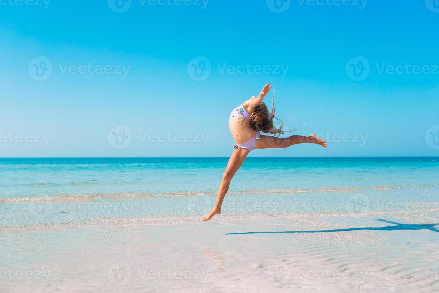 adorabile bambina attiva in spiaggia durante le vacanze estive foto