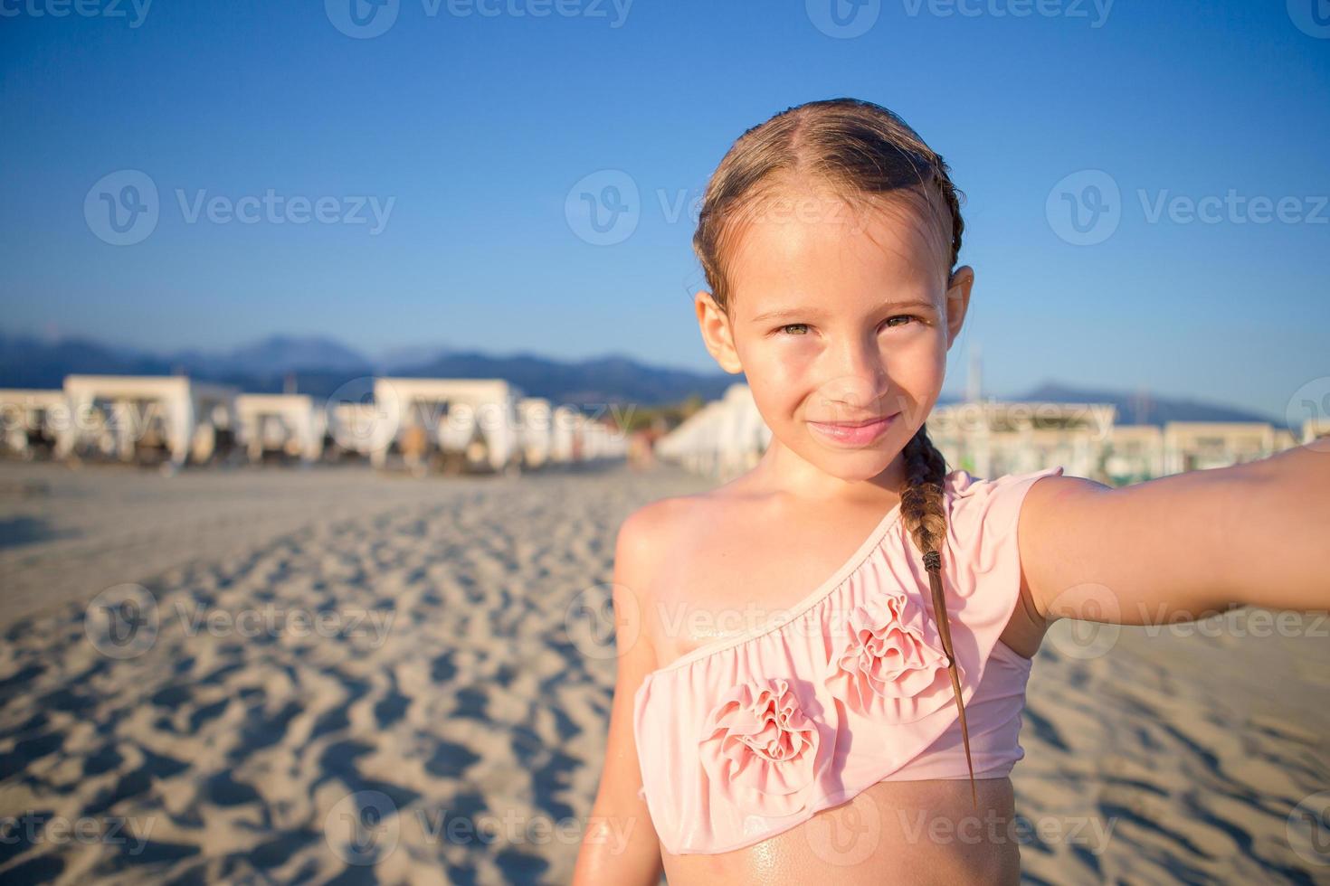 contento poco ragazza assunzione autoscatto a tropicale spiaggia su esotico isola durante estate vacanza foto