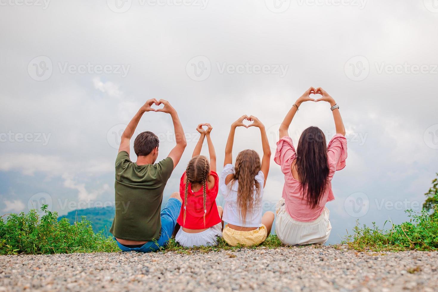 bellissimo contento famiglia nel montagne nel il sfondo di nebbia foto