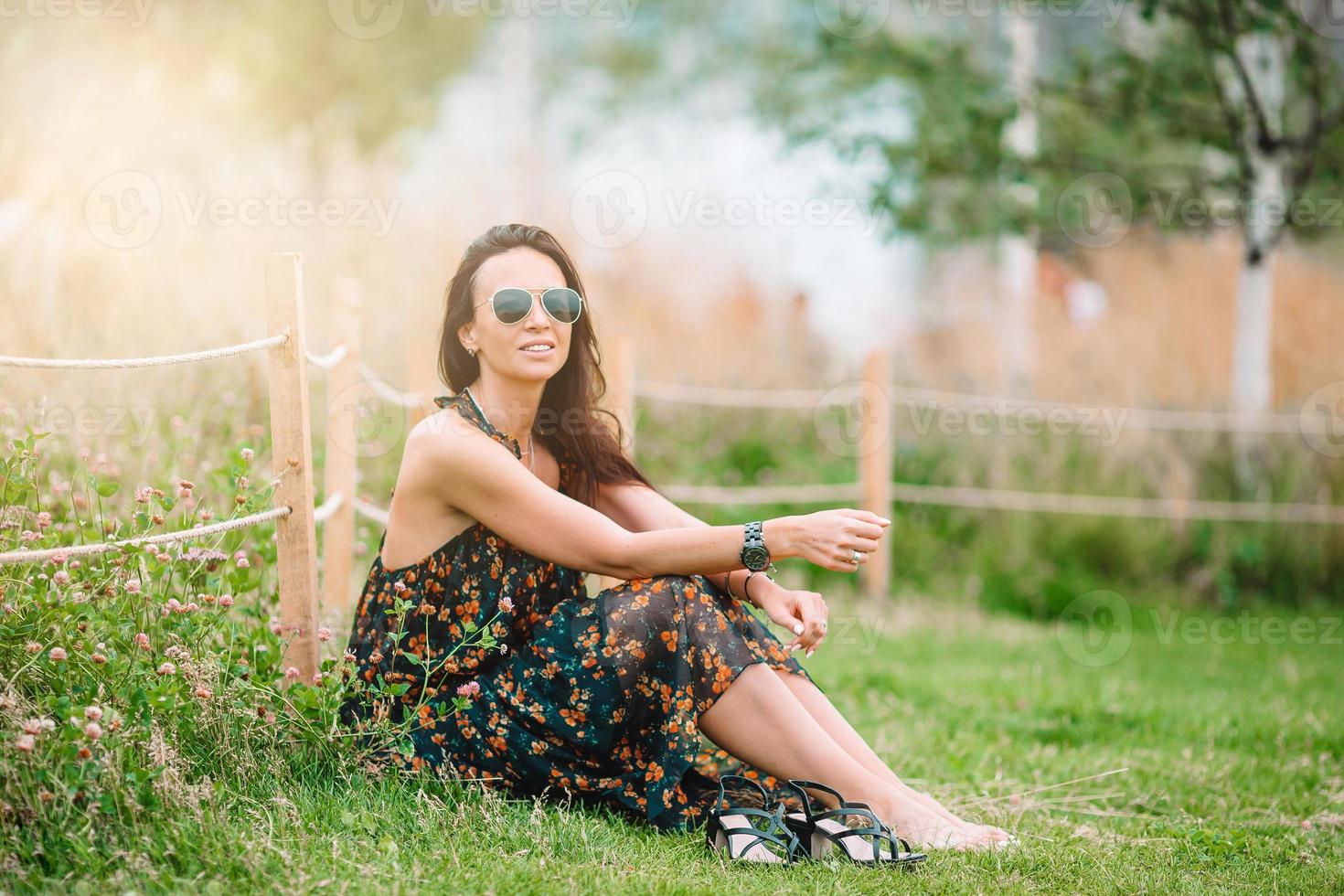 contento giovane urbano donna potabile caffè nel europeo città. foto