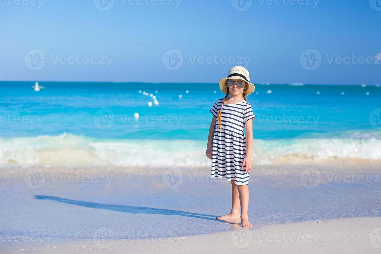 adorabile poco ragazza su spiaggia vacanza avendo divertimento foto