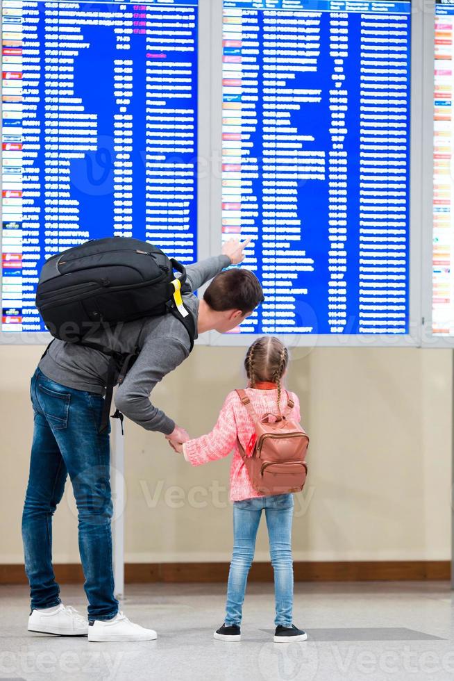 poco ragazza con sua padre sfondo volo informazione a aeroporto foto