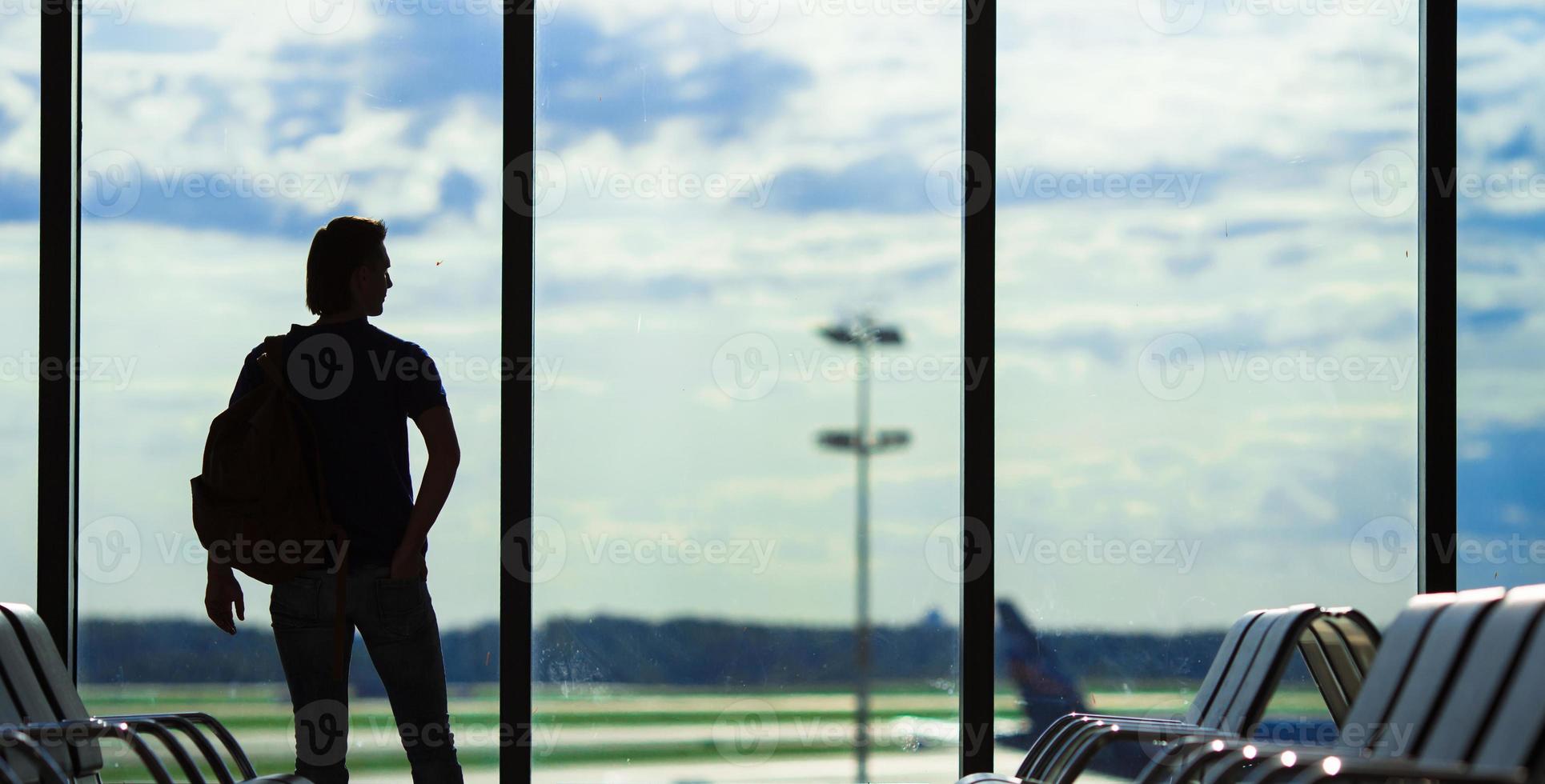 silhouette di un' uomo in attesa per tavola un' volo nel aeroporto foto