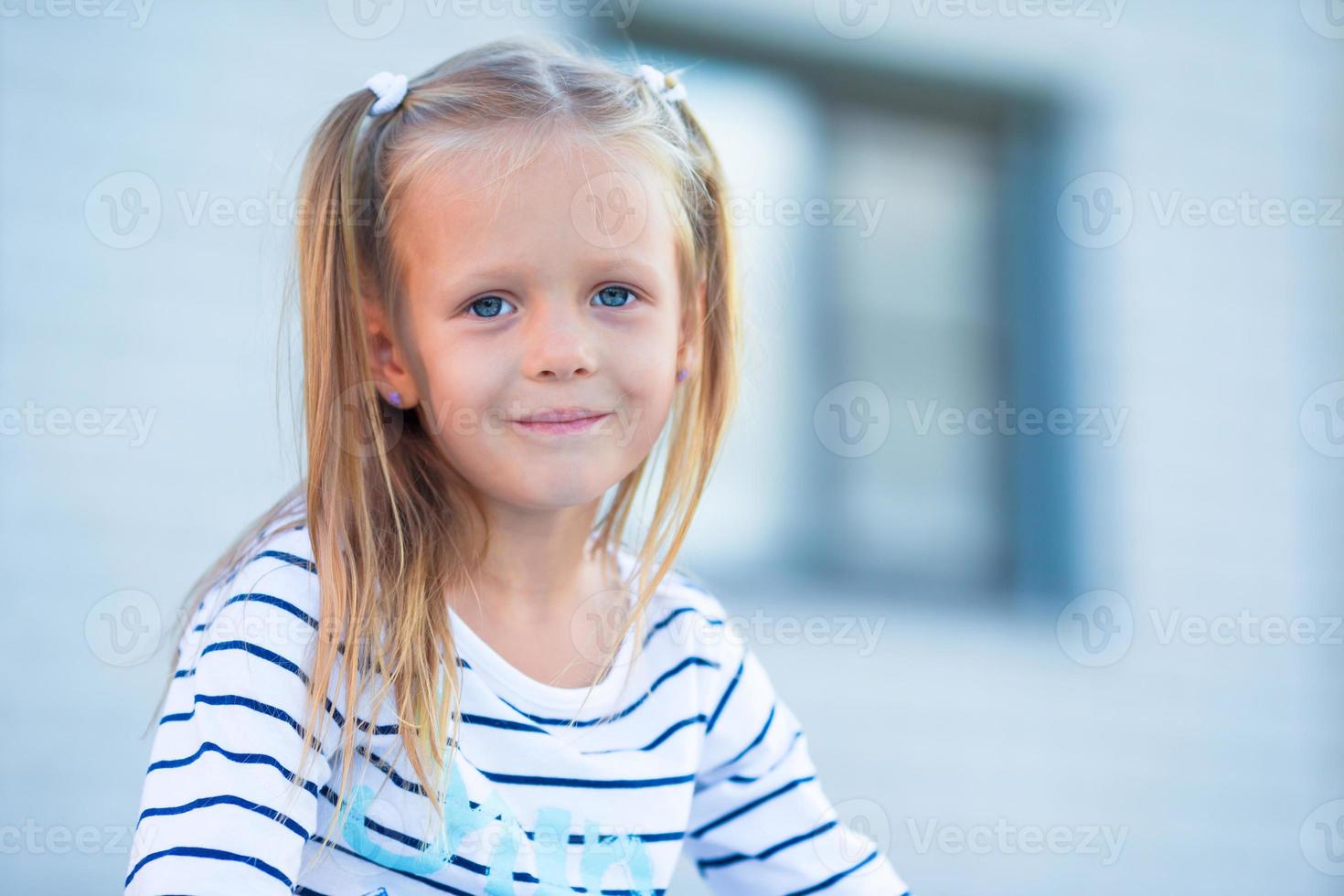 adorabile poco ragazza avere divertimento all'aperto foto