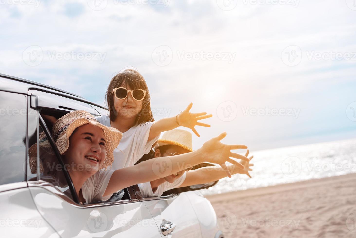 poco ragazze contento in viaggio auto viaggio godere vacanze e rilassamento. hatchback auto viaggio guida strada viaggio di famiglia estate vacanza nel auto a tramonto, insieme ottenere il atmosfera partire per destinazione foto