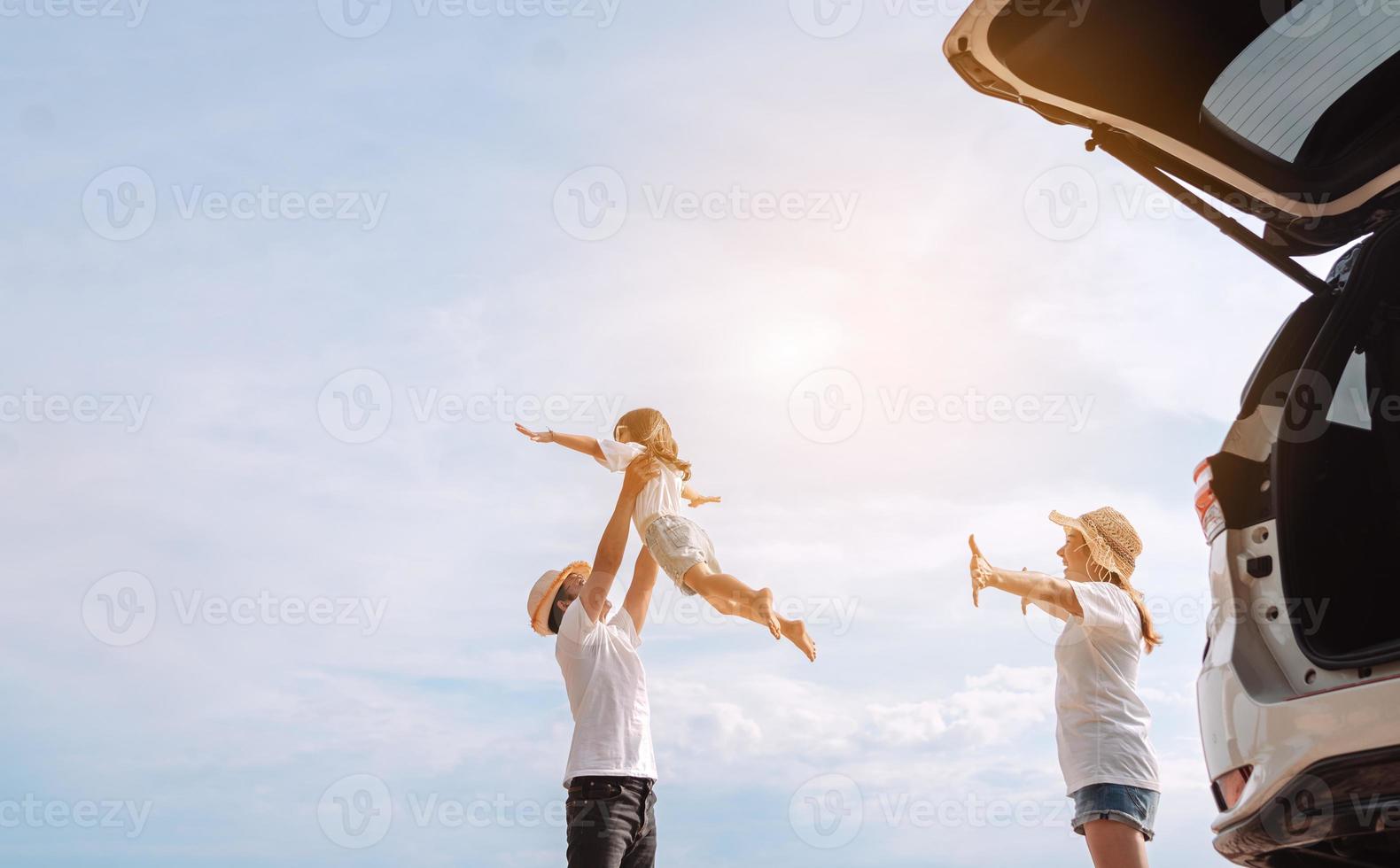 contento famiglia con auto viaggio strada viaggio. estate vacanza nel auto nel il tramonto, papà, mamma e figlia contento in viaggio godere insieme guida nel vacanze, persone stile di vita cavalcata di automobile. foto