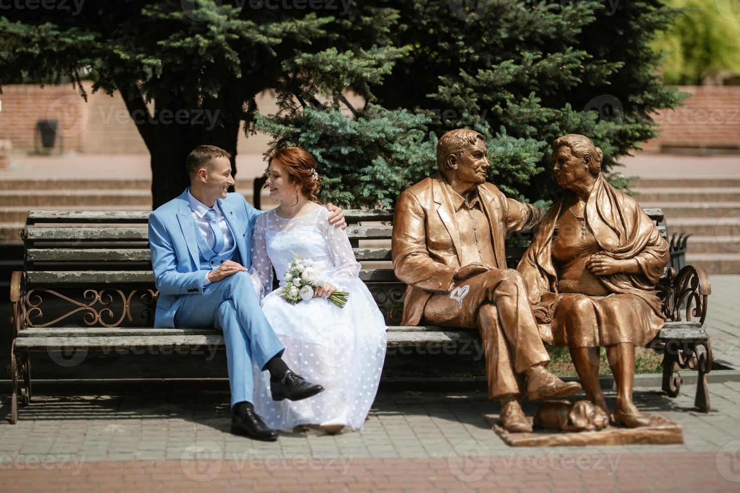 sposa nel un' leggero nozze vestito per il sposo nel un' blu completo da uomo foto