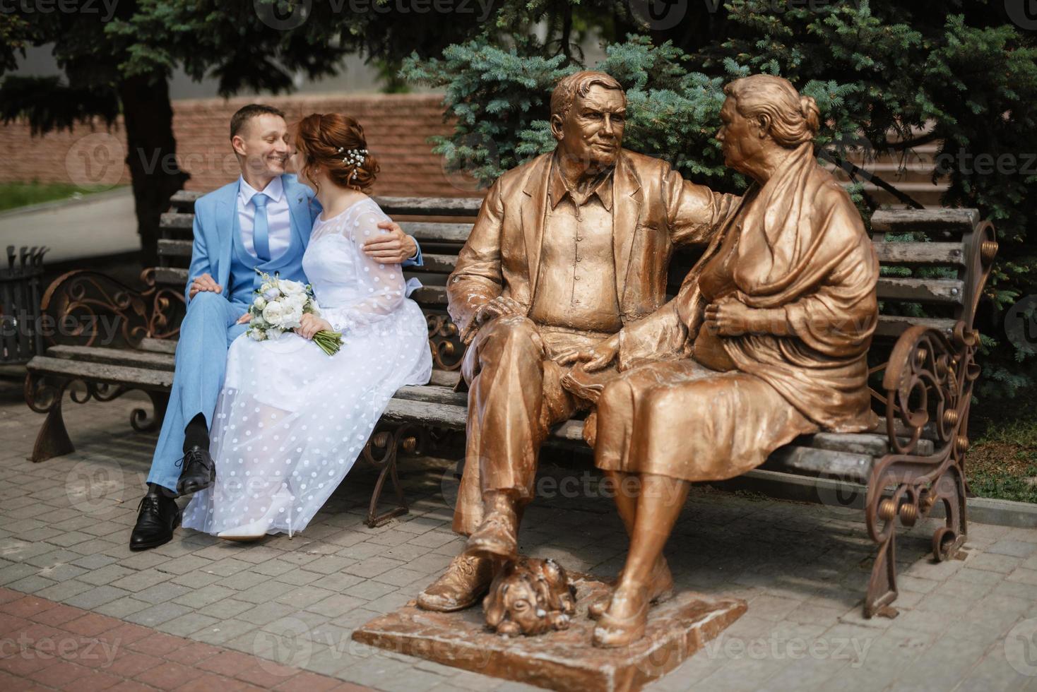 sposa nel un' leggero nozze vestito per il sposo nel un' blu completo da uomo foto