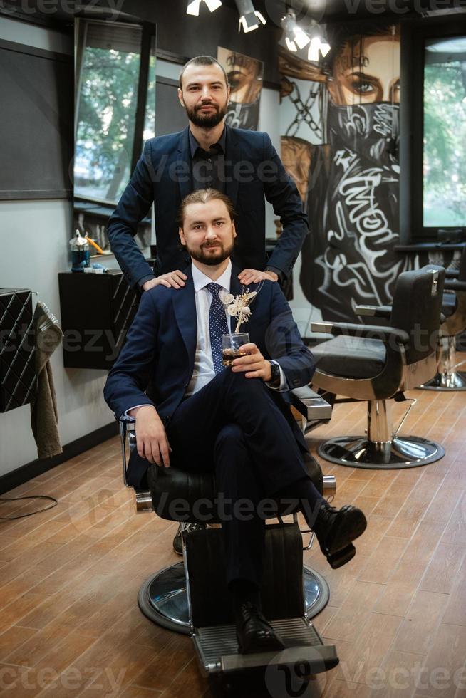 ritratto di un' maschio sposo nel un' blu completo da uomo nel il mattina barbiere foto