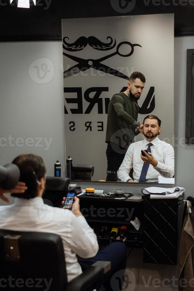 barbuto uomo taglio il suo barba nel il barbiere foto