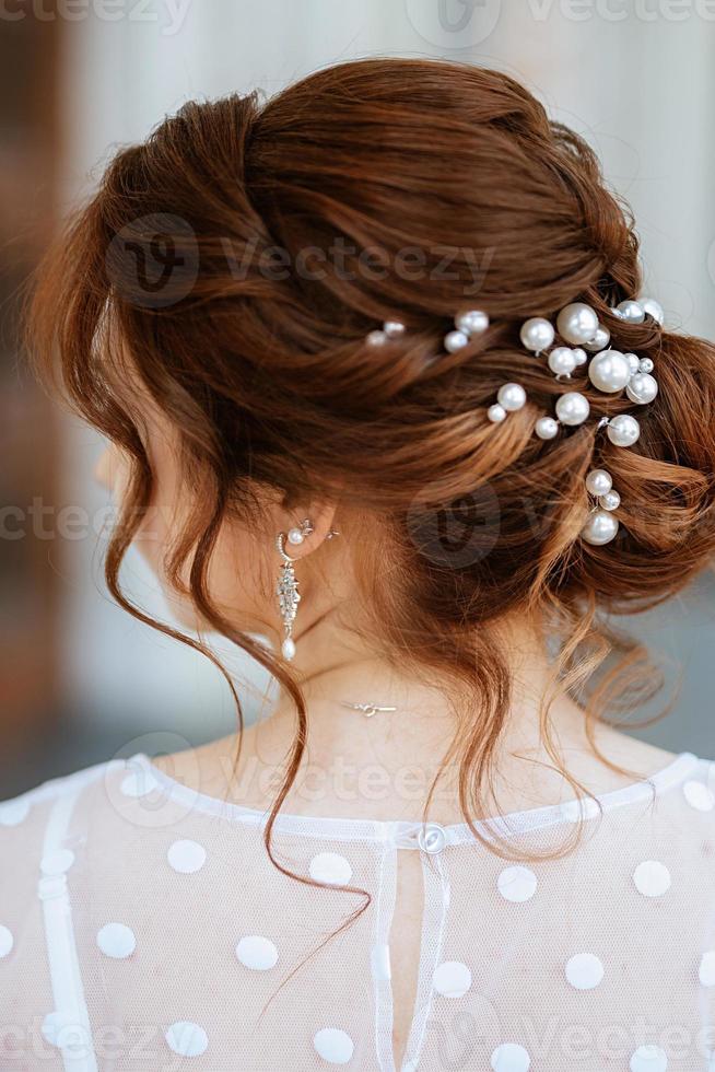 ritratto di un' giovane sposa ragazza nel un' leggero vestito nel un urbano ambiente foto