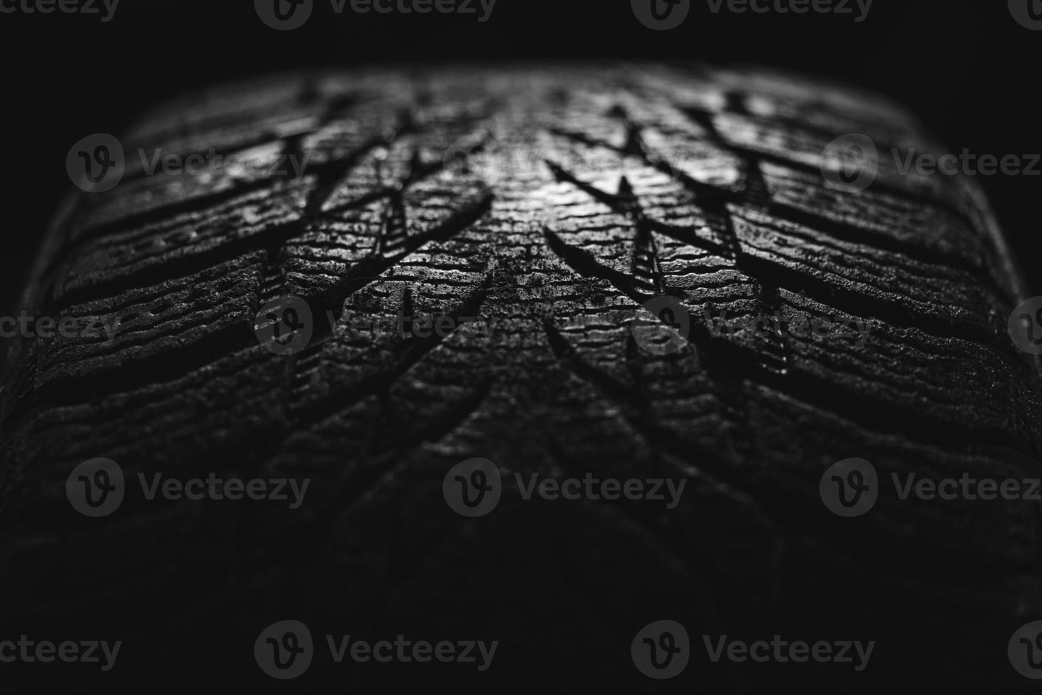 freddo foto di un' pneumatico Filo di un' auto ruota su un' nero sfondo