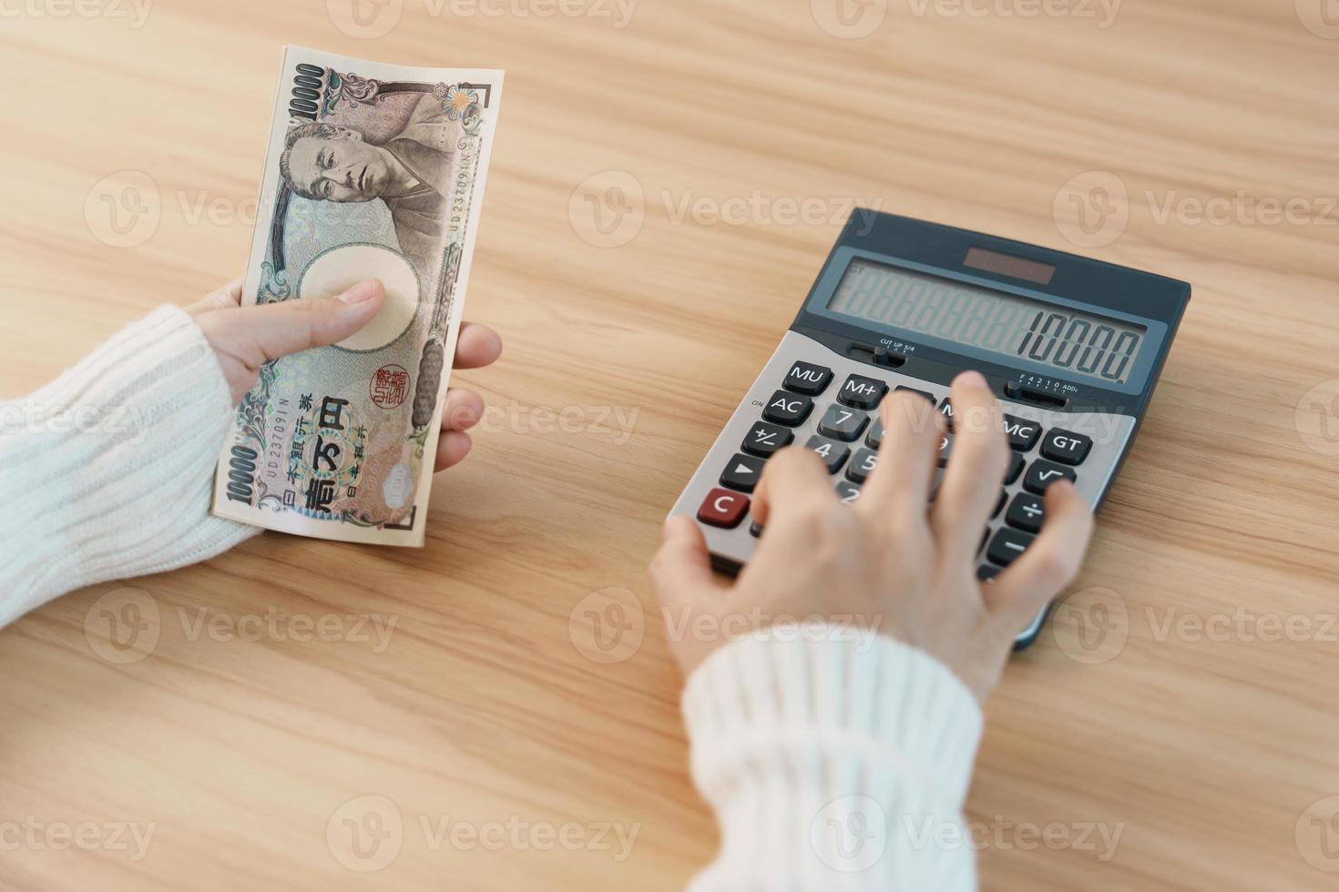 donna mano conteggio giapponese yen banconota con calcolatrice. mille yen i soldi. Giappone Contanti, imposta, recessione economia, inflazione, investimento, finanza, risparmio, stipendio e pagamento concetti foto