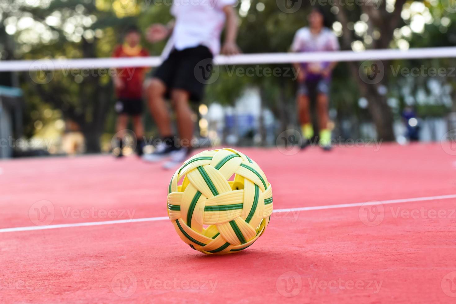 sepak takraw palla su rosso pavimento di all'aperto Tribunale, sfocato sfondo, ricreativo attività e all'aperto gli sport nel sud-est asiatico paesi concetto. foto