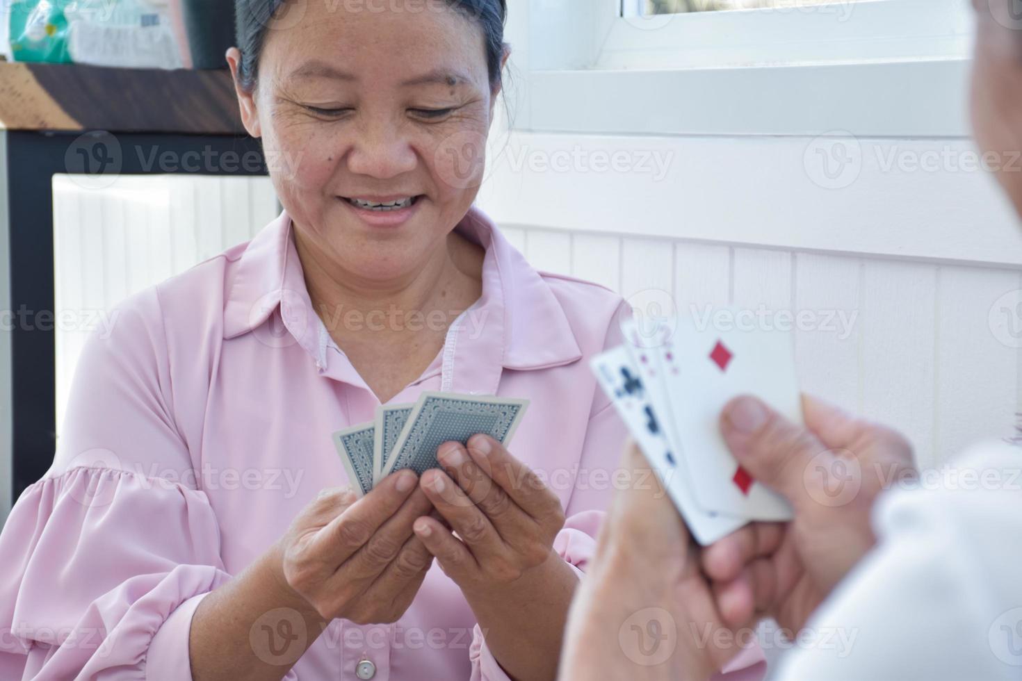 carta giocando di anziano persone a casa nel loro tempi liberi, ricreazione e felicità di anziano persone concetto. foto