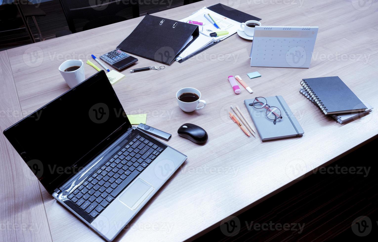 il computer portatile e incontro attrezzatura su tavolo nel incontro camera foto
