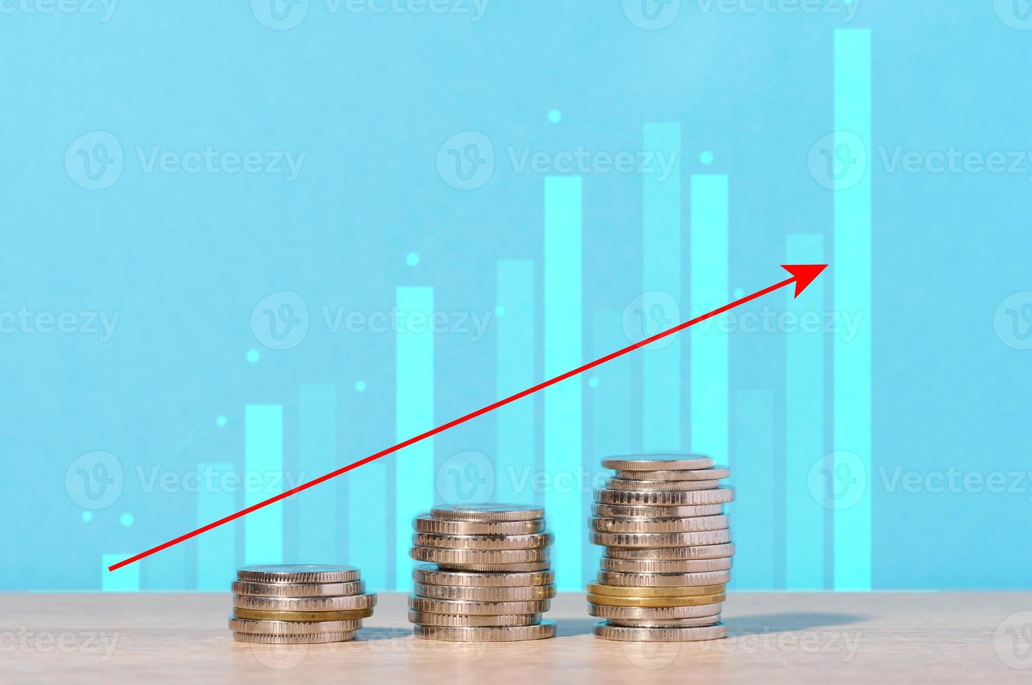 un' pila di monete e un' grafico con in crescita numeri, alto margini e reddito foto