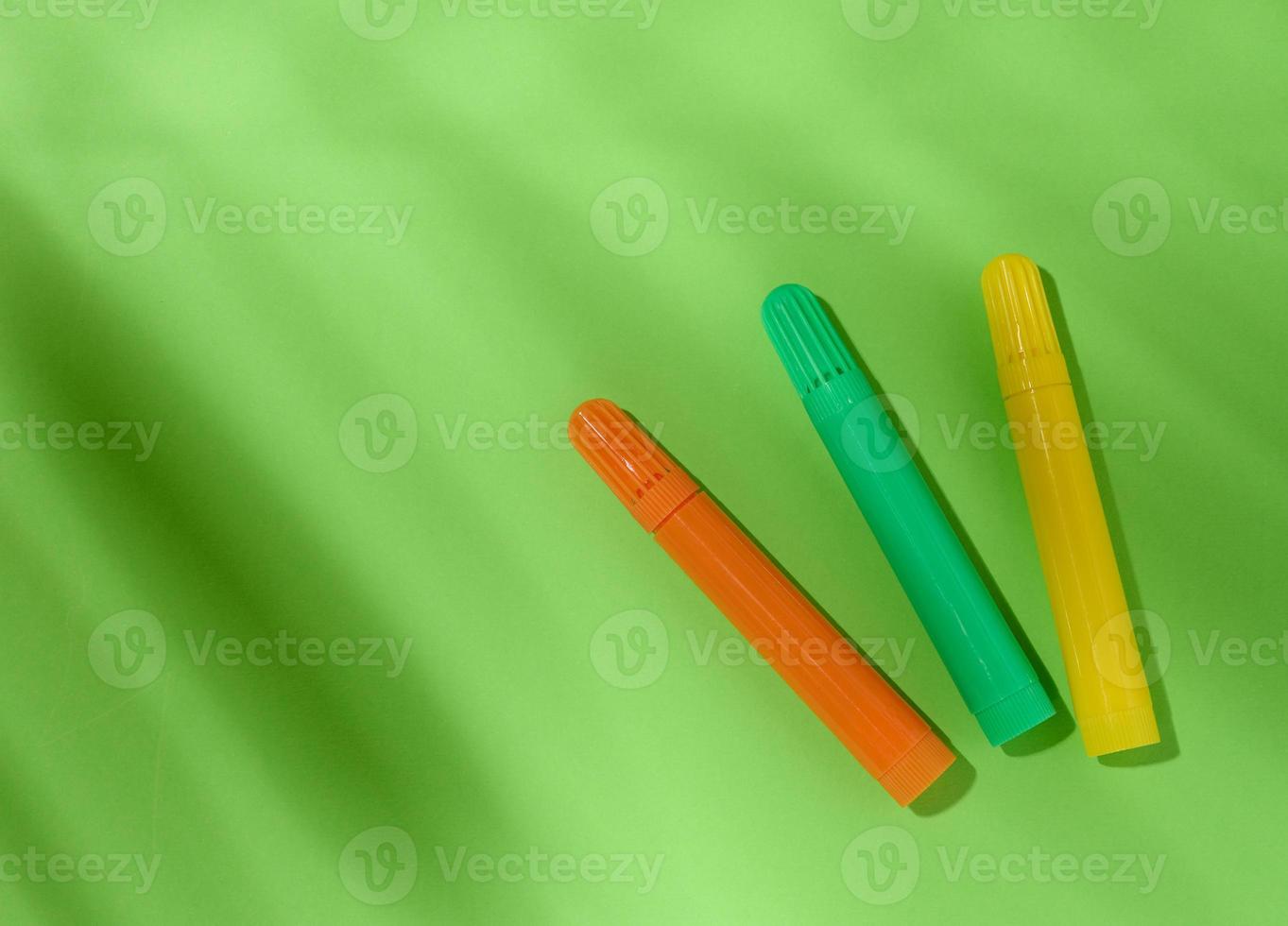 multicolore pennarello penne su un' verde sfondo foto