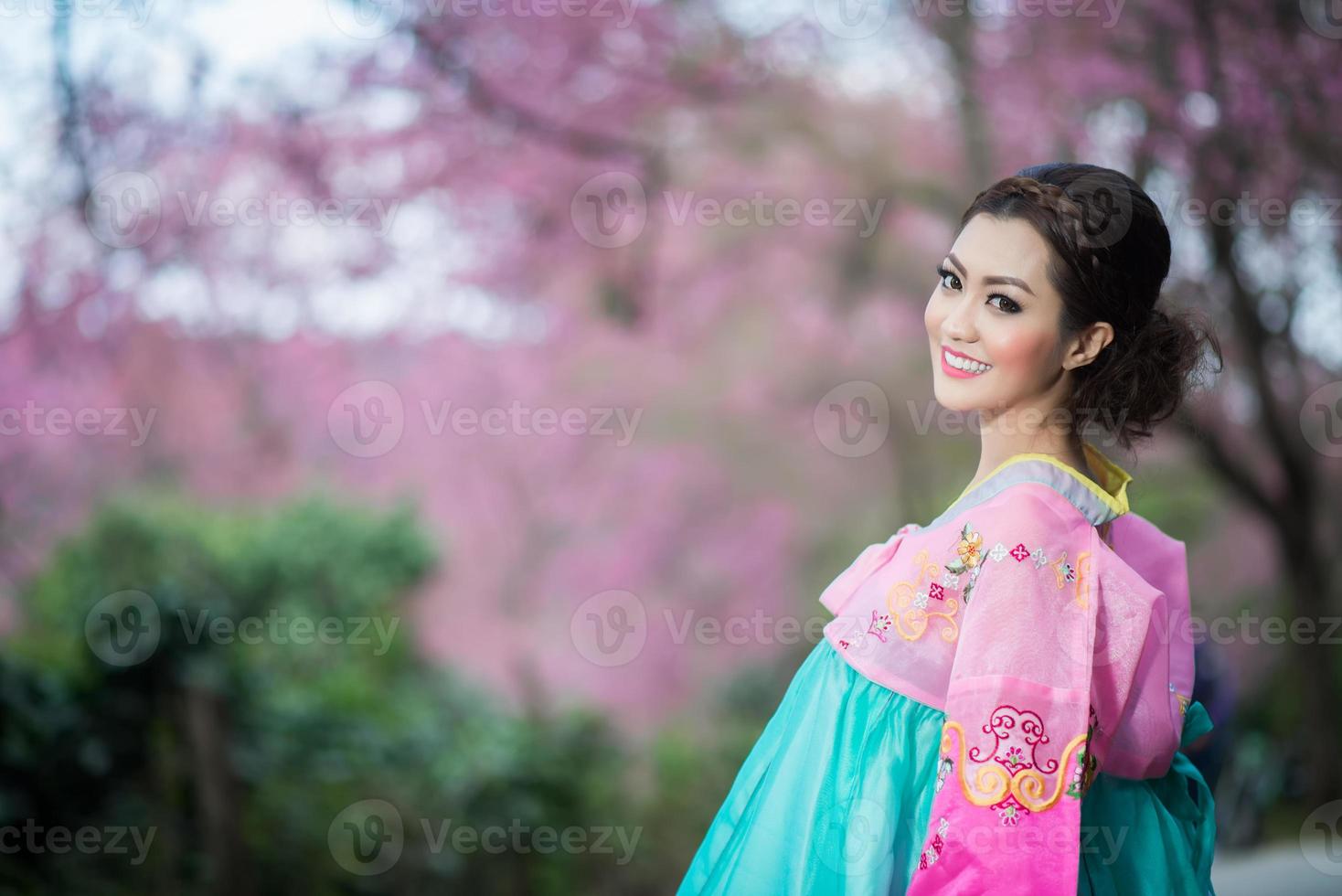 hanbok, il tradizionale coreano vestito e bellissimo asiatico ragazza con sakura foto