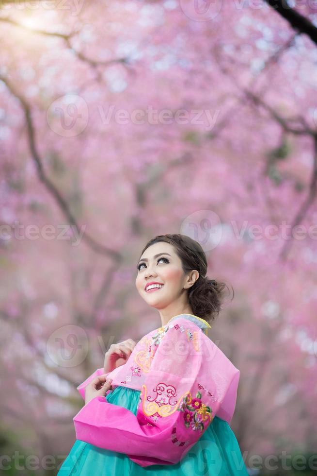 hanbok, il tradizionale coreano vestito e bellissimo asiatico ragazza con sakura foto