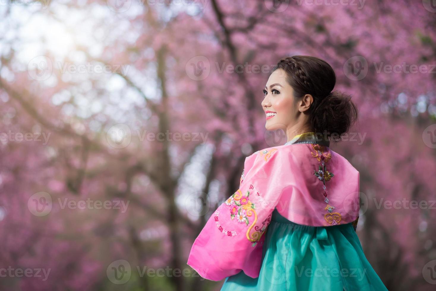 hanbok, il tradizionale coreano vestito e bellissimo asiatico ragazza con sakura foto