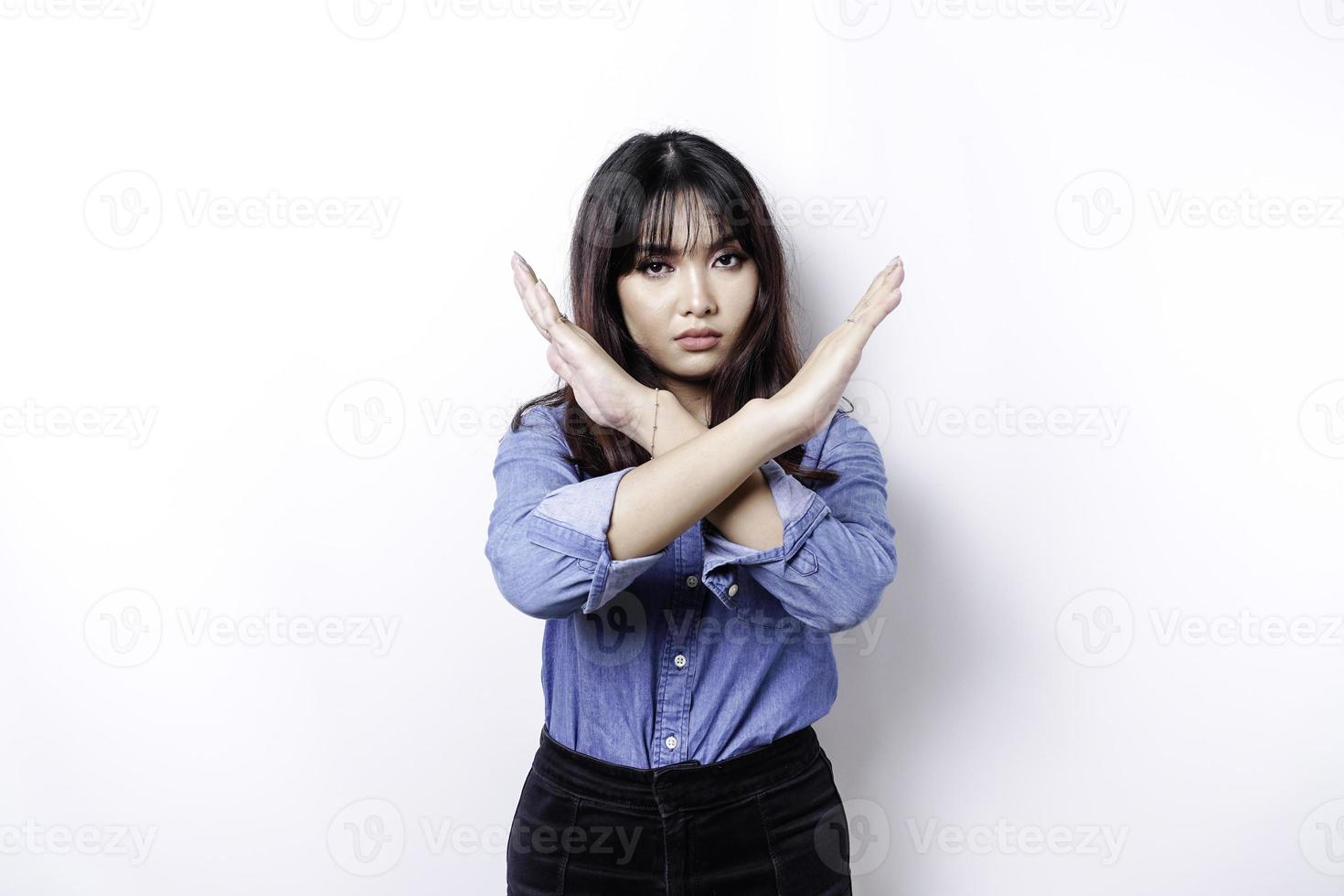 bellissimo asiatico donna indossare blu camicia con mano gesto posa rifiuto o divieto con copia spazio foto