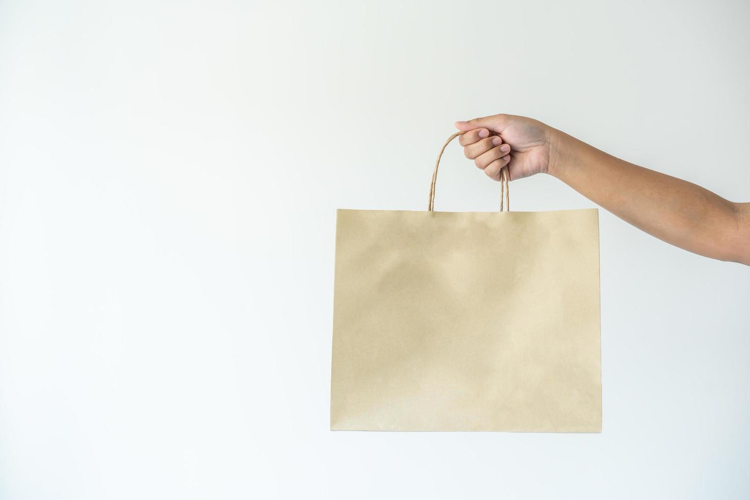 donna mani trasporto Marrone carta shopping Borsa. concetto di utilizzando riciclare Materiale per Salva il mondo e diminuire inquinamento. foto