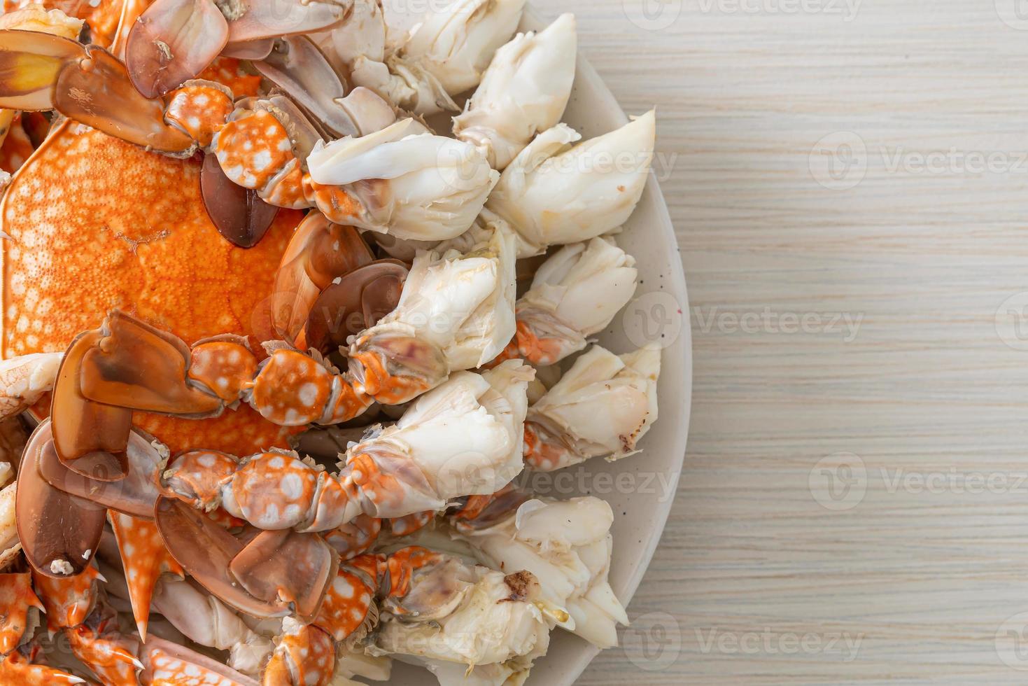 granchio blu al vapore con salsa di frutti di mare piccante foto