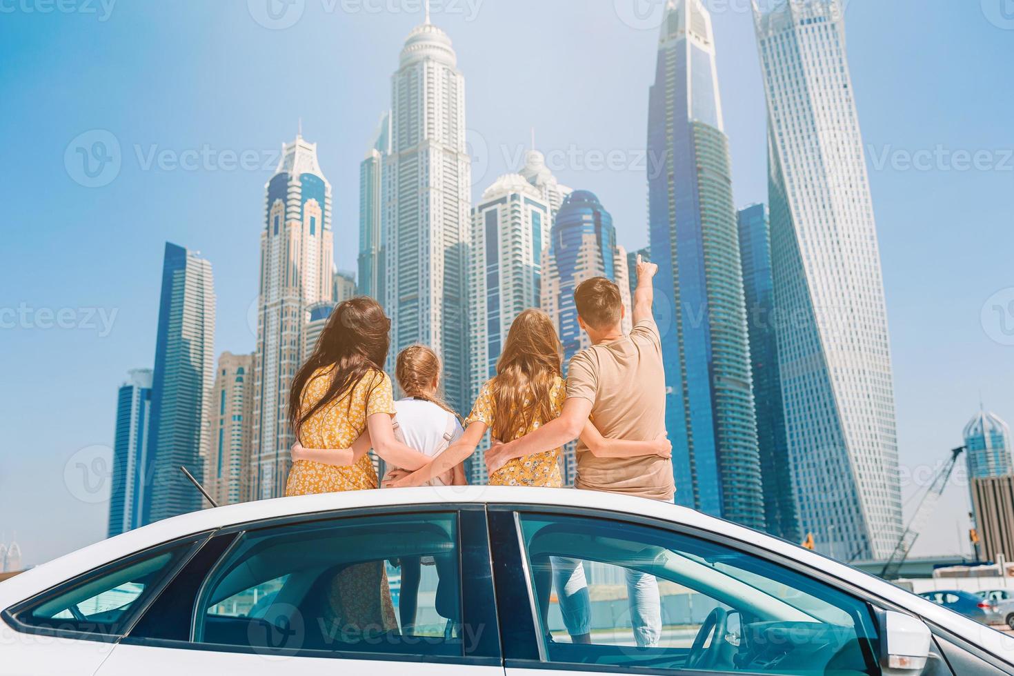 estate auto viaggio e giovane famiglia su vacanza foto