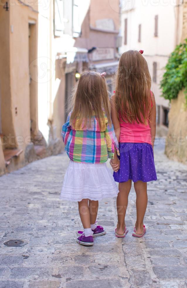 adorabile poco ragazze all'aperto nel europeo città foto