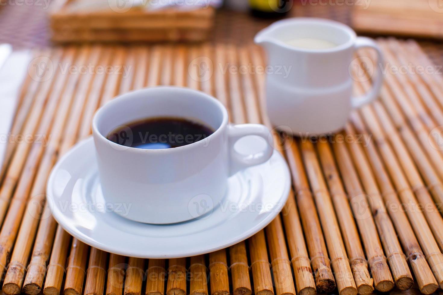 delizioso e gustoso caffè con latte per prima colazione a all'aperto bar foto