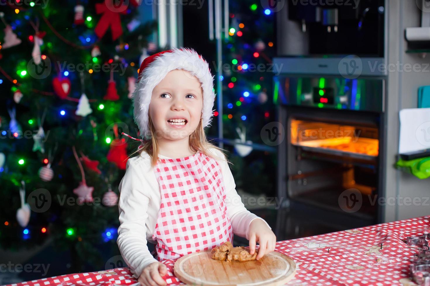 ritratto di adorabile poco ragazza nel il cucina cottura al forno Pan di zenzero foto