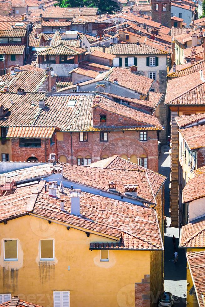 bellissimo Visualizza di antico vecchio edifici con rosso tetti sfondo montagne nel lucca, Italia foto