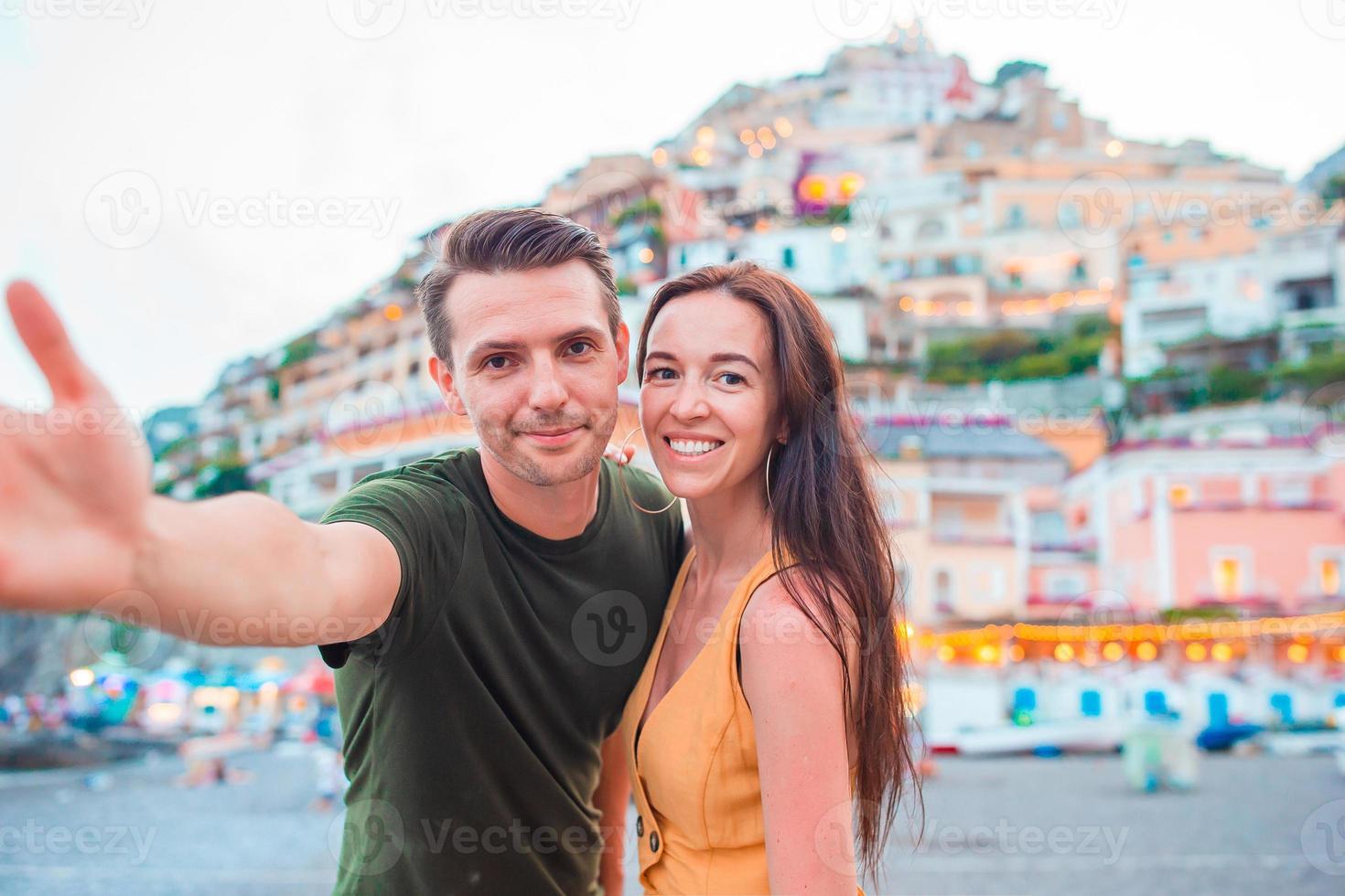 estate vacanza nel Italia. giovane coppia nel positano villaggio su il sfondo, amalfi costa, Italia foto