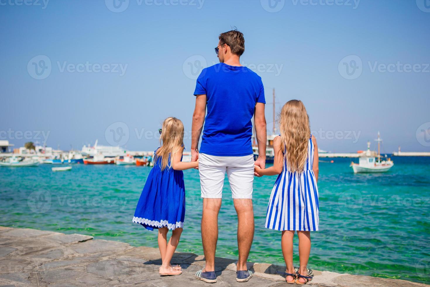 contento padre e bambini nel mykonos cittadina nel Grecia foto