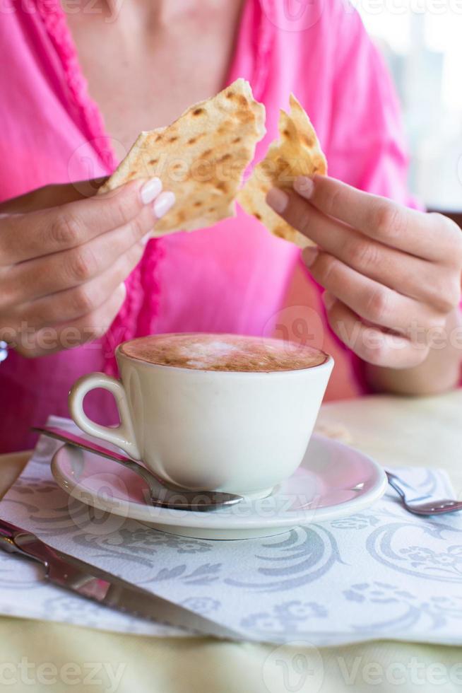 delizioso e gustoso cappuccino per la colazione in un bar foto